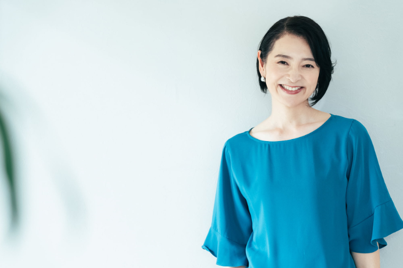 セラミック治療をやり直して満足気に笑う女性