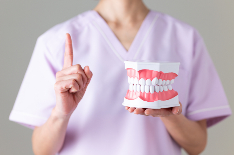 初期虫歯について説明する歯科医師