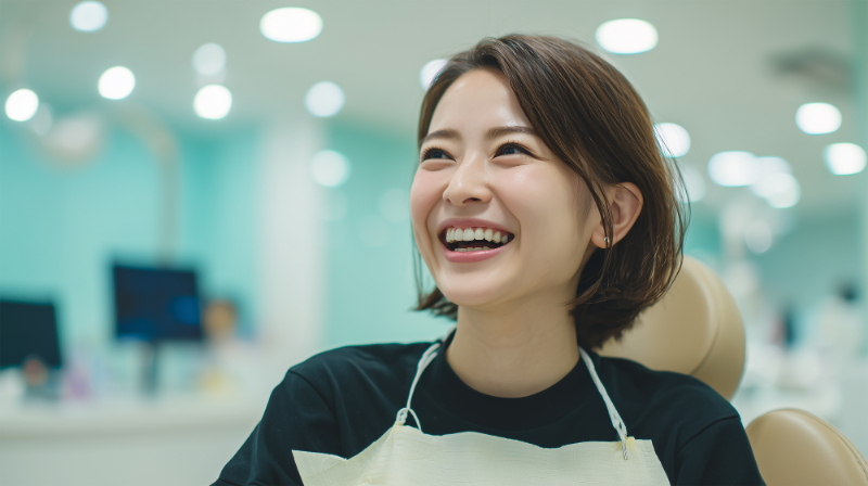 初期の虫歯を治療して笑顔を見せる女性