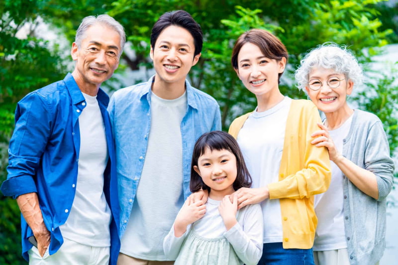 歯科医院でブラッシング指導を受けて健康な歯をたもっている仲良し三世代家族