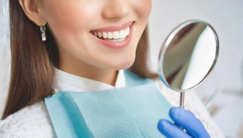 セラミック治療の美しい仕上がりに嬉しそうな女性