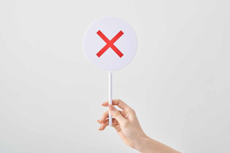 インプラント治療ができないと伝える様子