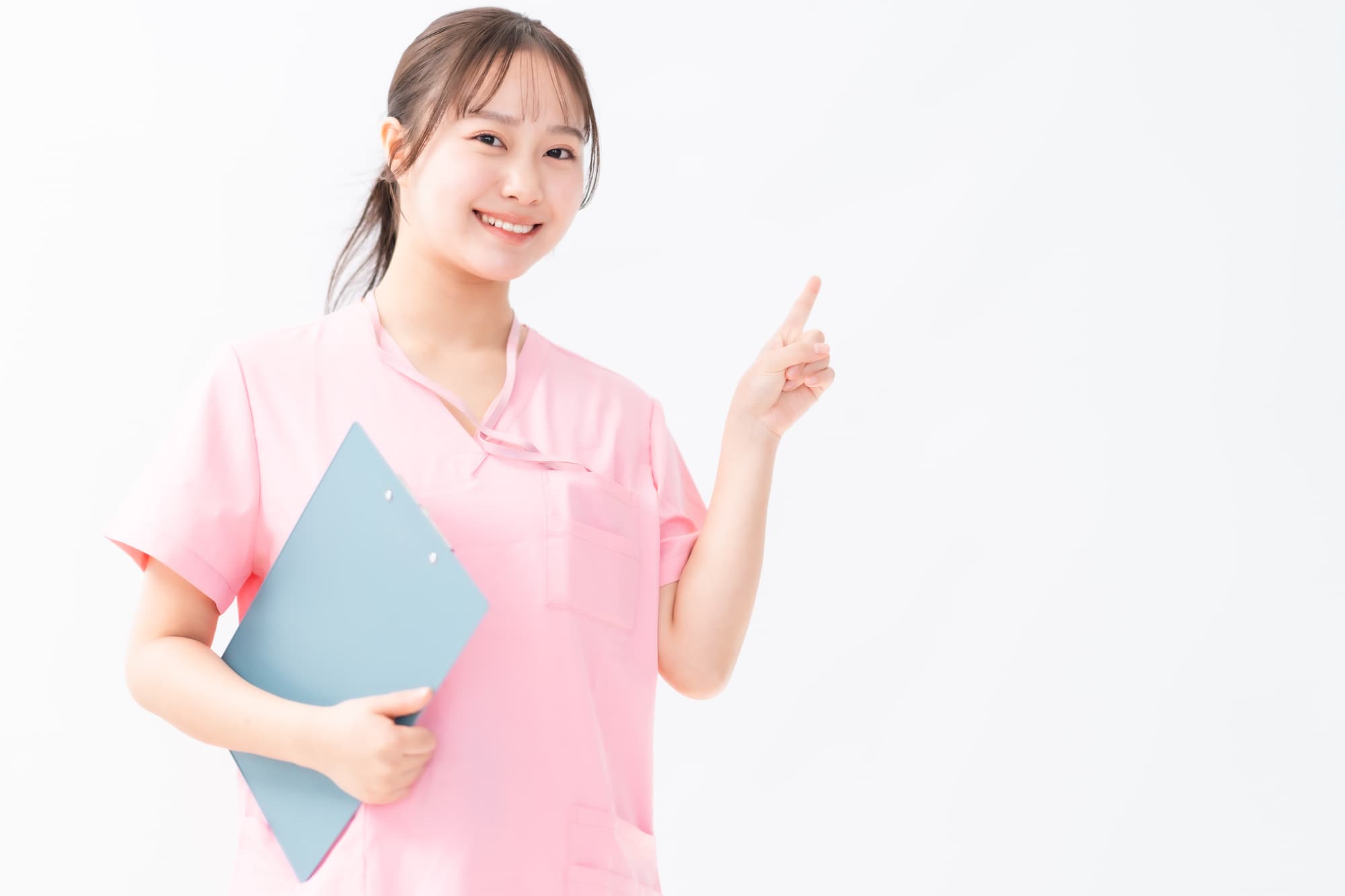 インプラント治療と他の歯科治療の違いについて説明する歯科医師