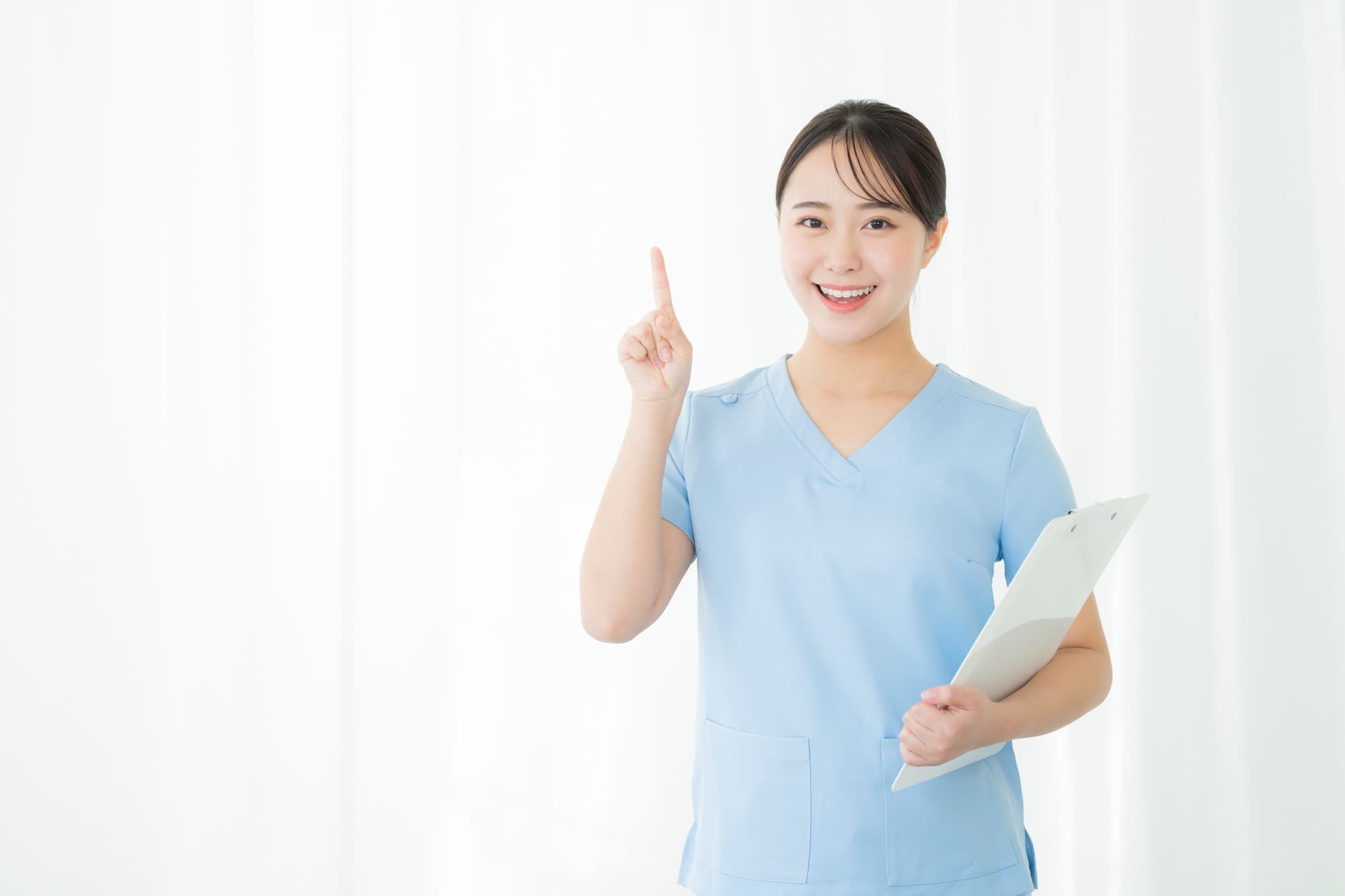 セラミック治療の種類を紹介する歯科医師の女性