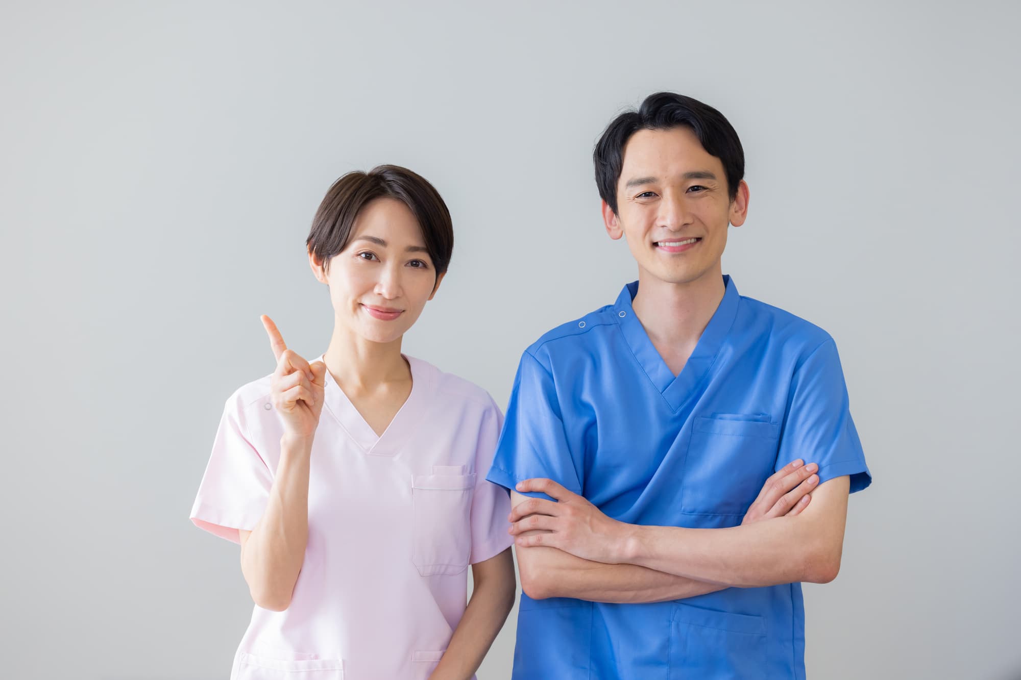 マウスピース矯正の費用を左右する要素を紹介する歯科医師たち