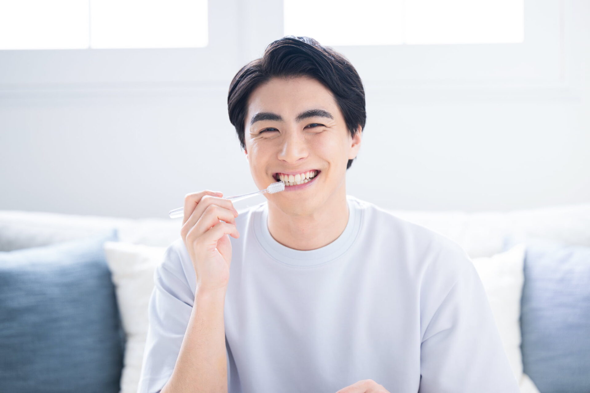 歯周病予防のため毎日丁寧に歯磨きをする男性