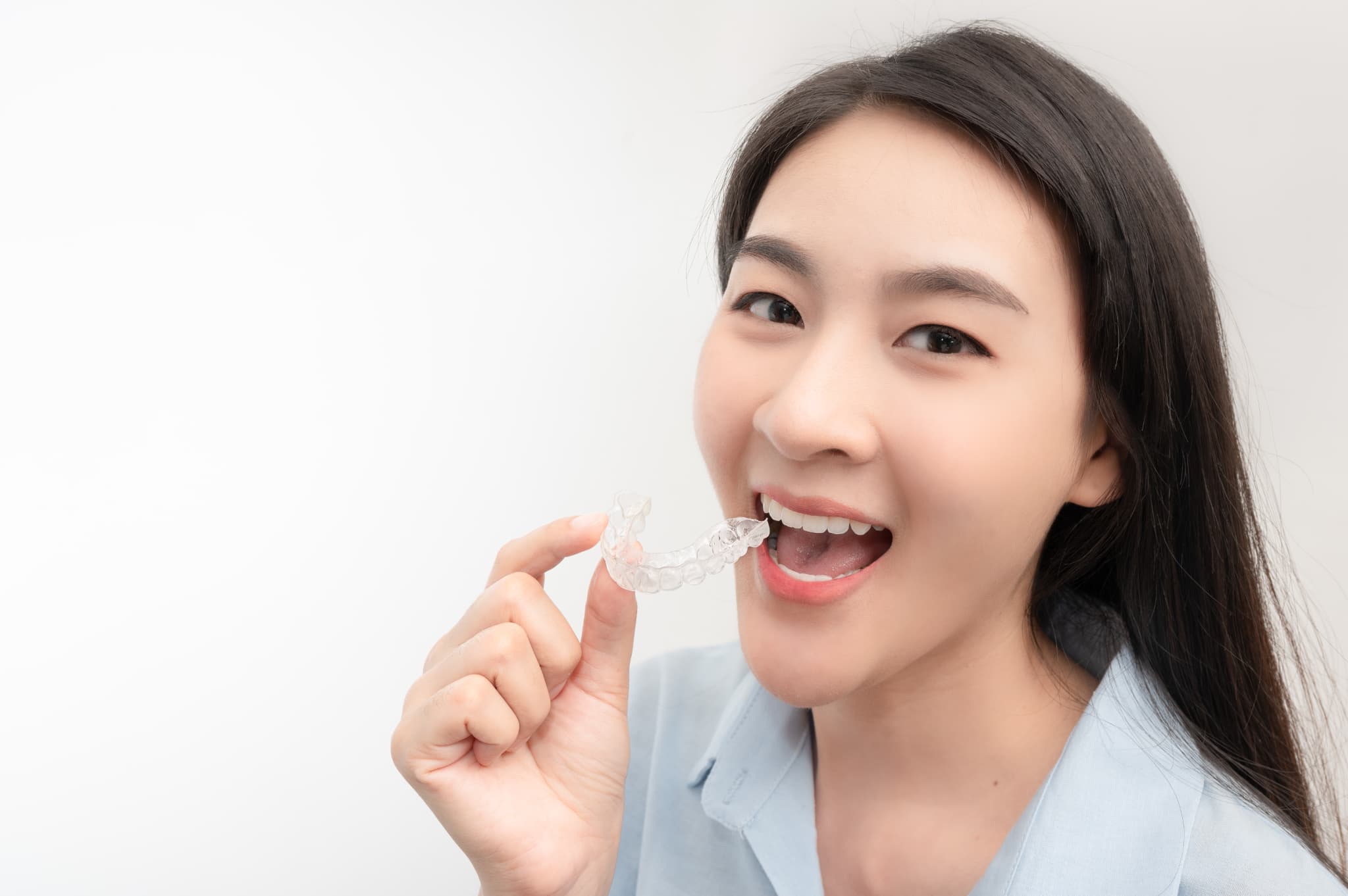 マウスピース矯正をしている女性