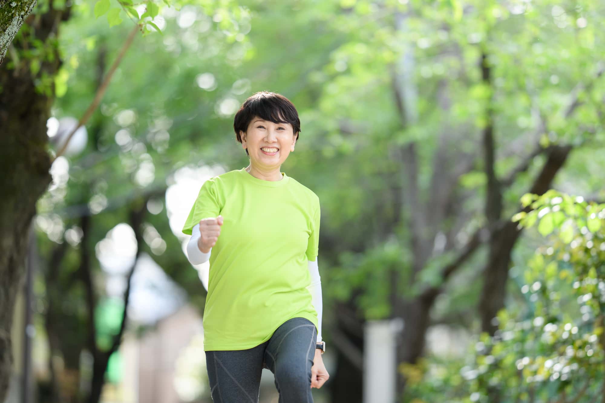歯のブリッジ治療をした女性が楽しくウォーキングをしているイメージ