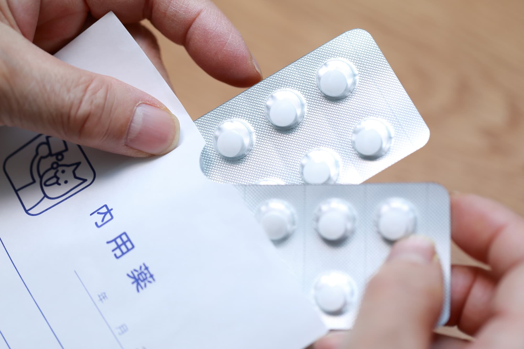 鎮痛剤を服用する様子