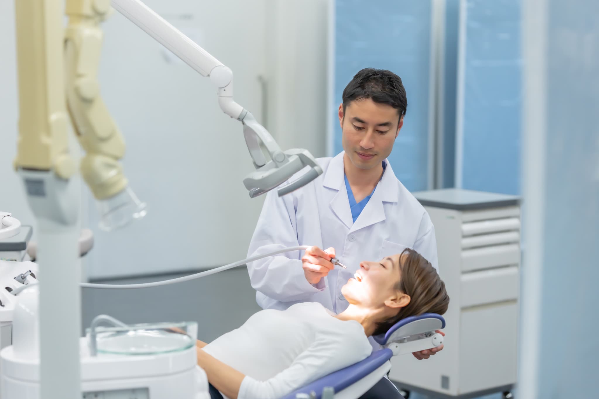 虫歯の治療をする歯科医師と患者