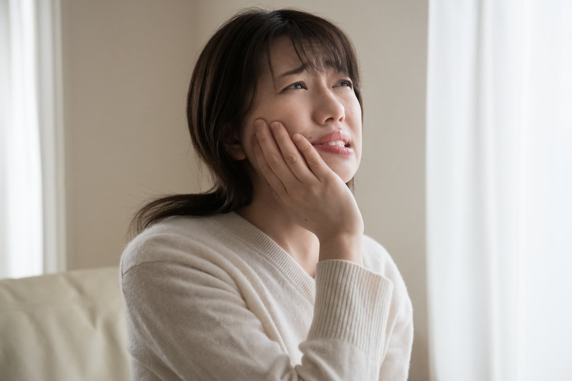 インプラント治療後に痛みが増した女性