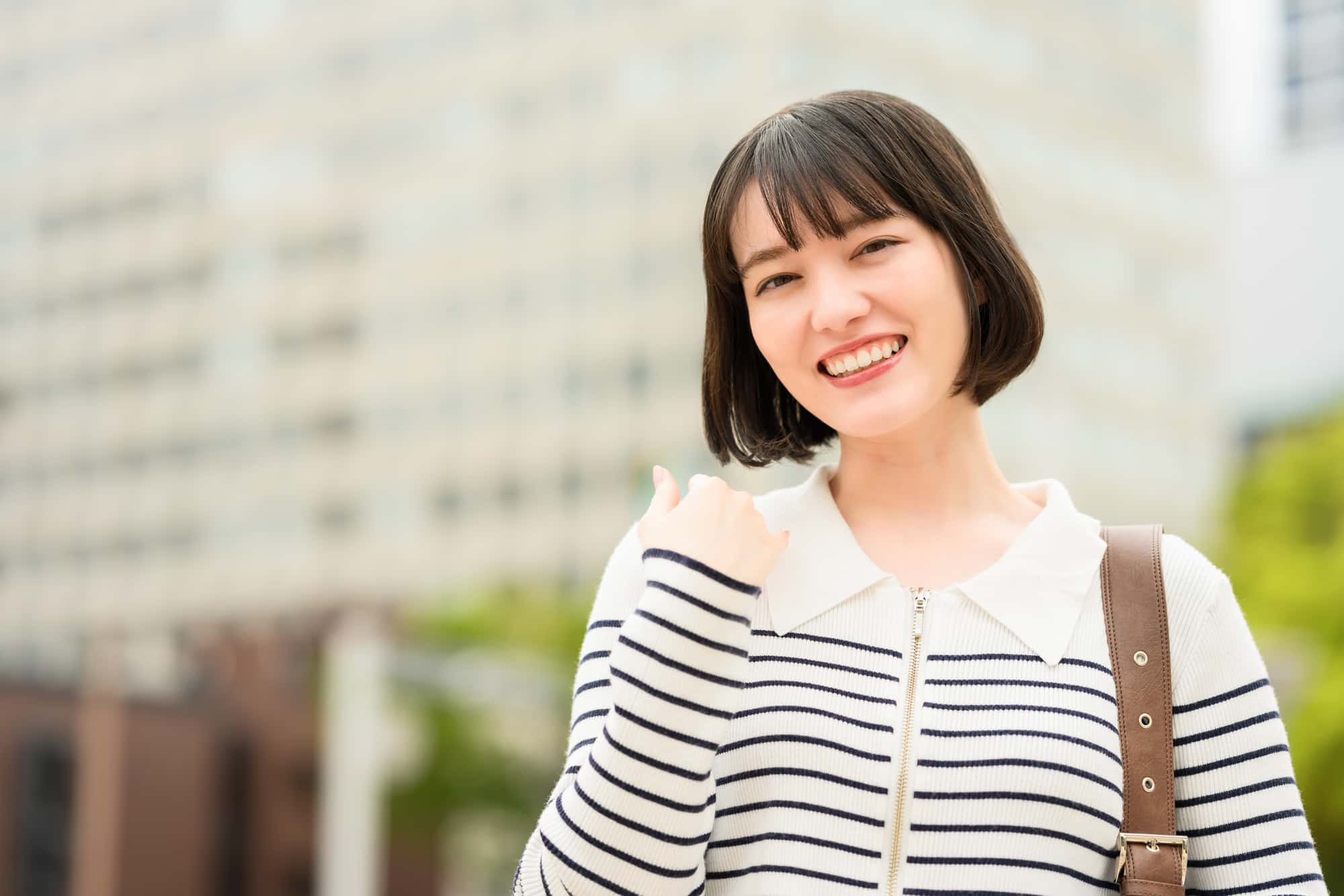 ホワイトニングをした白い歯で笑う女性