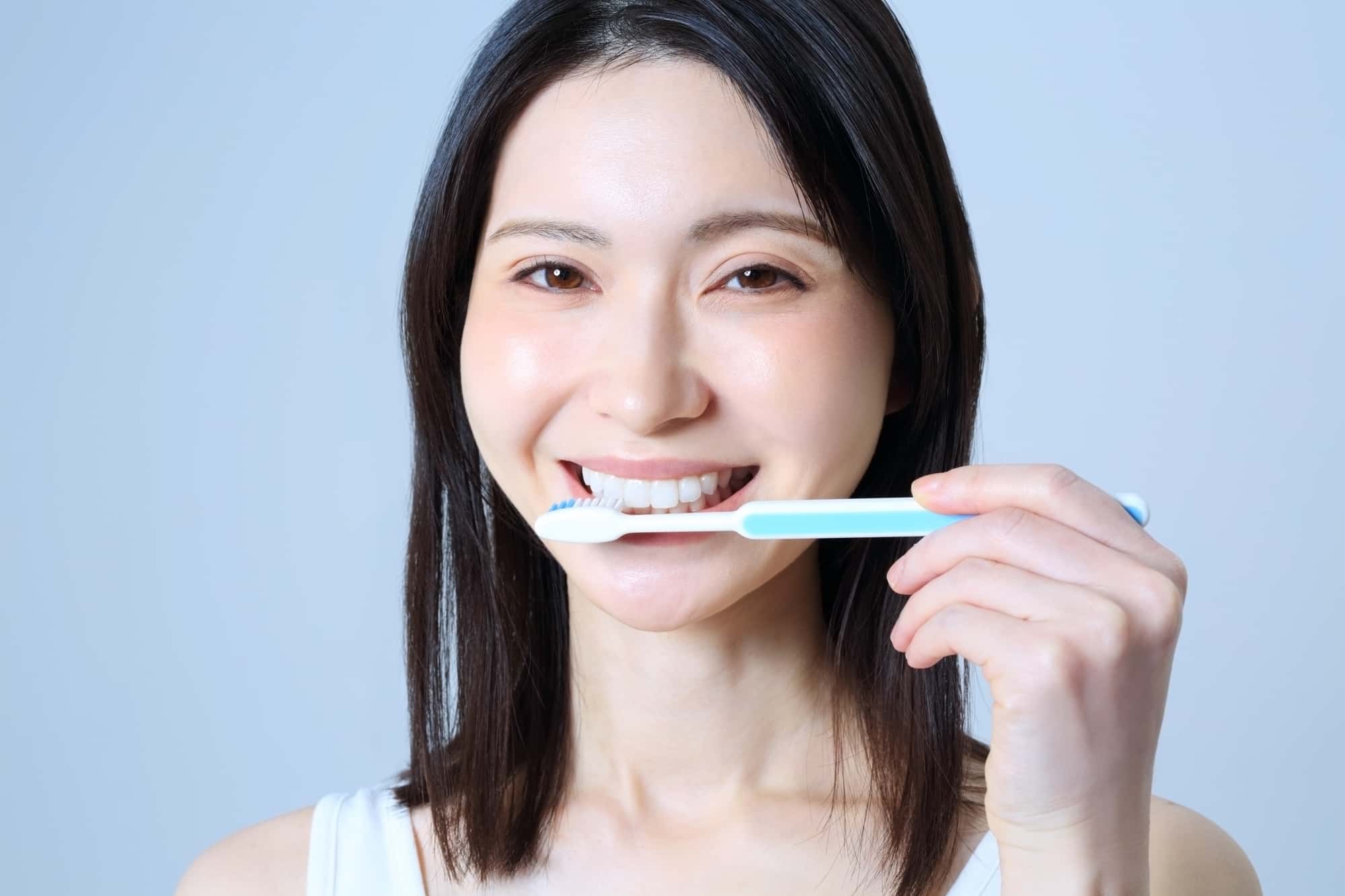 ホワイトニングの効果を長持ちさせる為にしっかり歯みがきをする女性