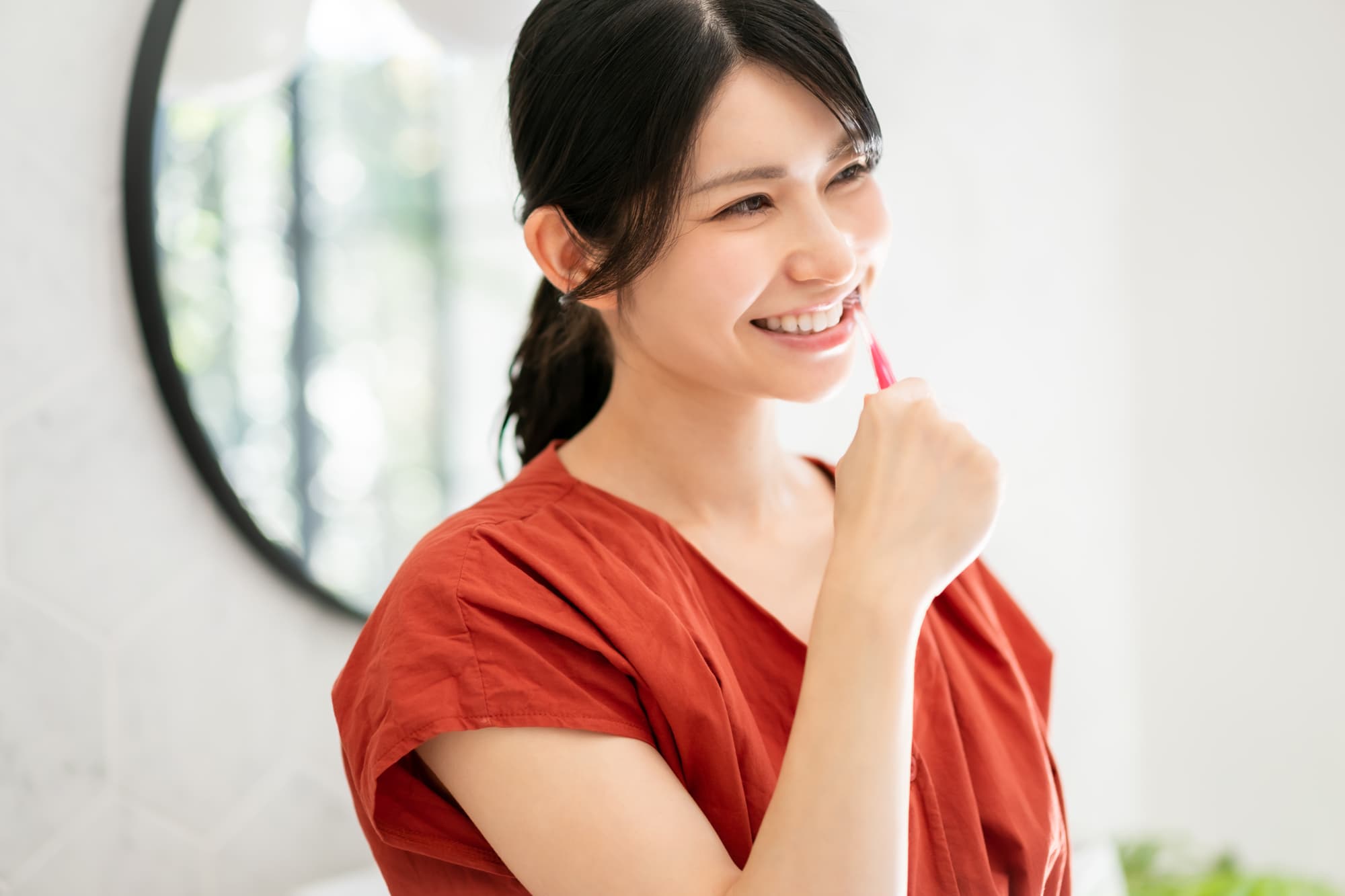 歯磨きする女性