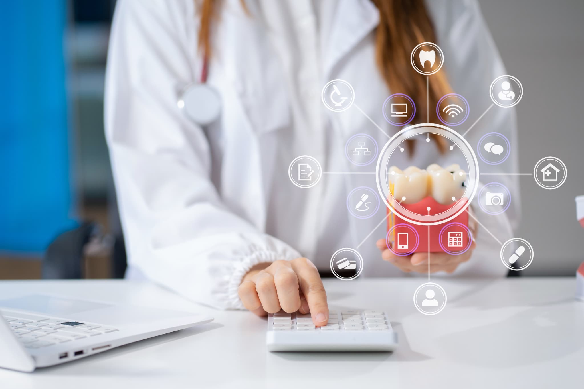 根管治療の費用を説明する歯科医師