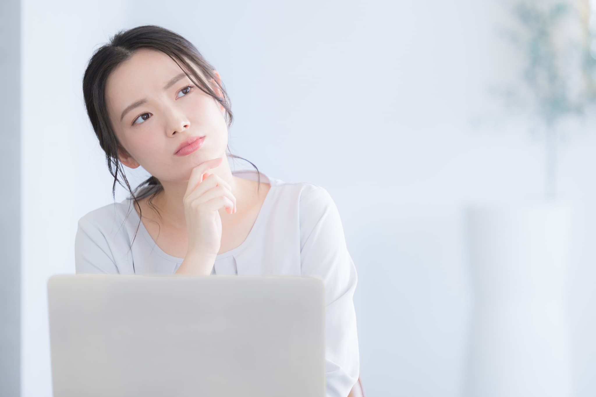 セラミックの歯の値段が高いのはどうしてか疑問に思う女性