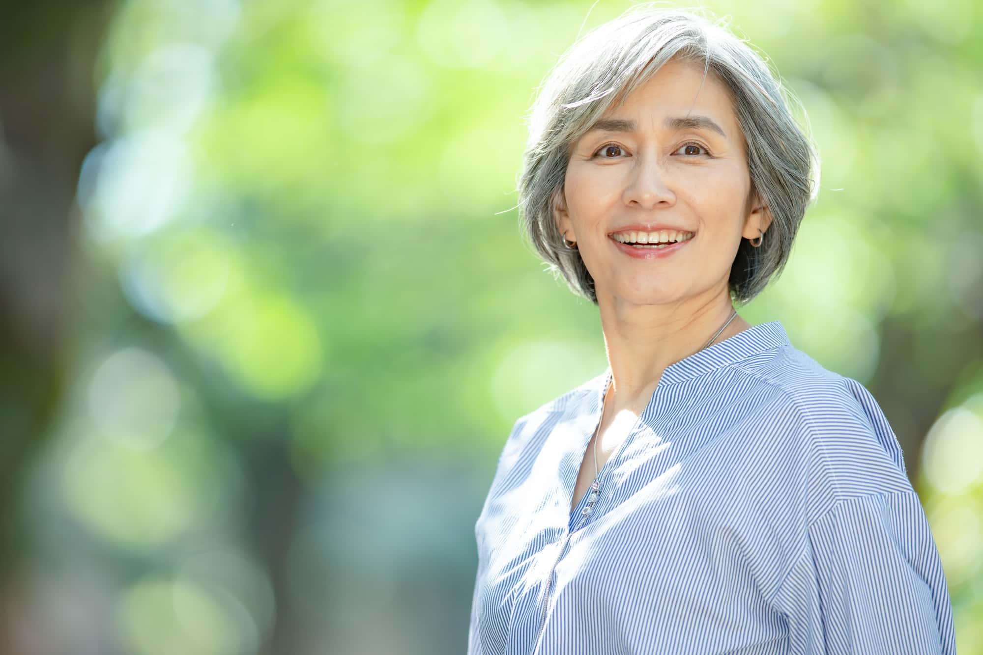 前歯をインプラントにした笑顔の女性