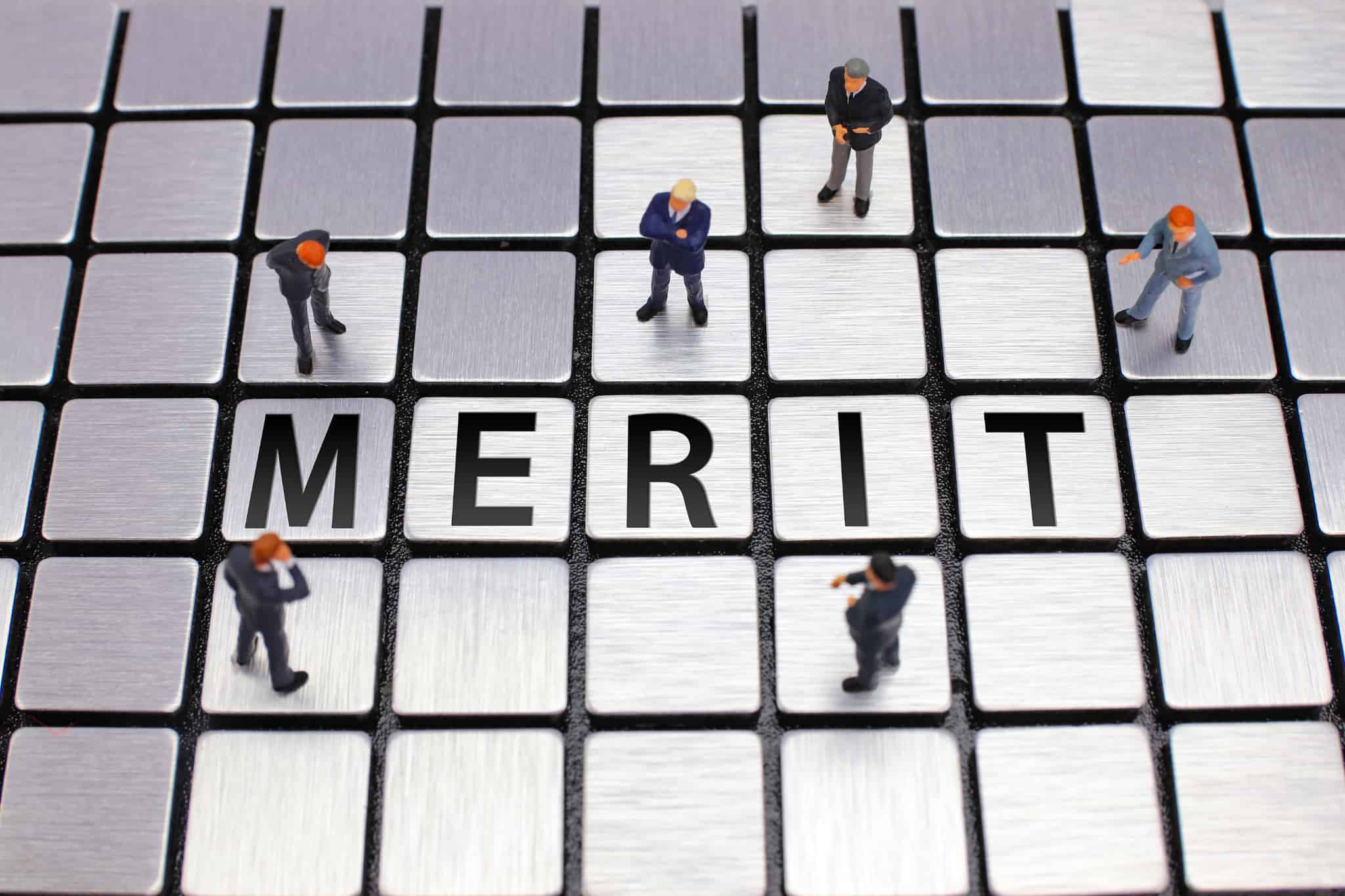 前歯をインプラントにするメリットを説明するイメージ