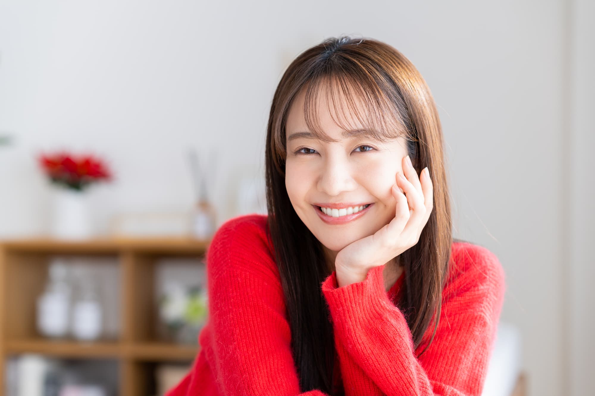 歯科矯正を受けた美しい歯並びの女性が微笑んでいるイメージ