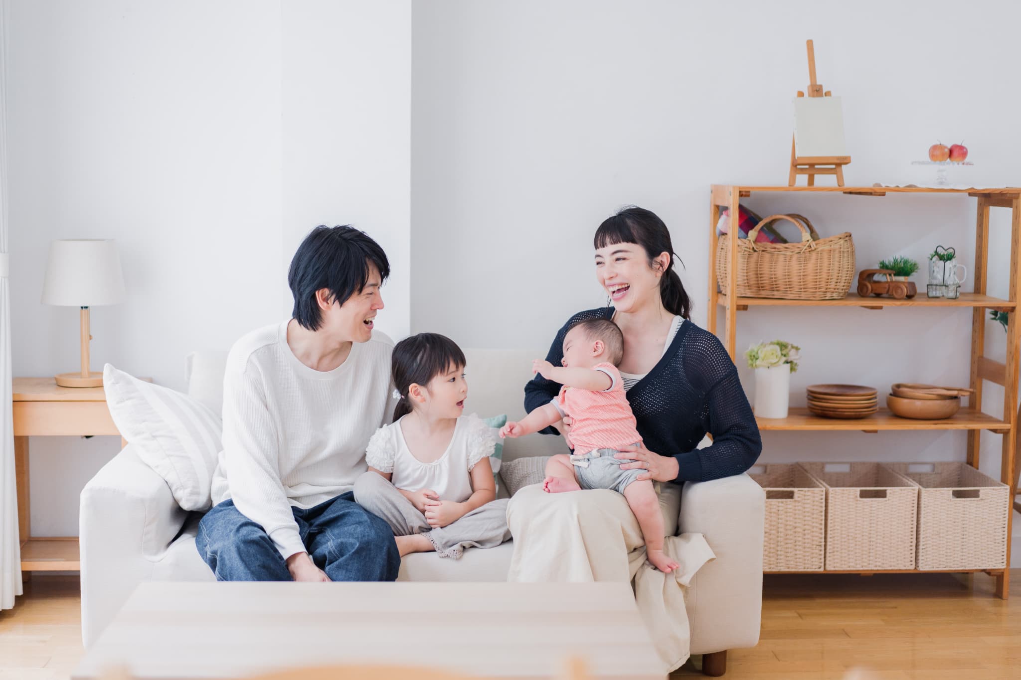 リビングで談笑する家族