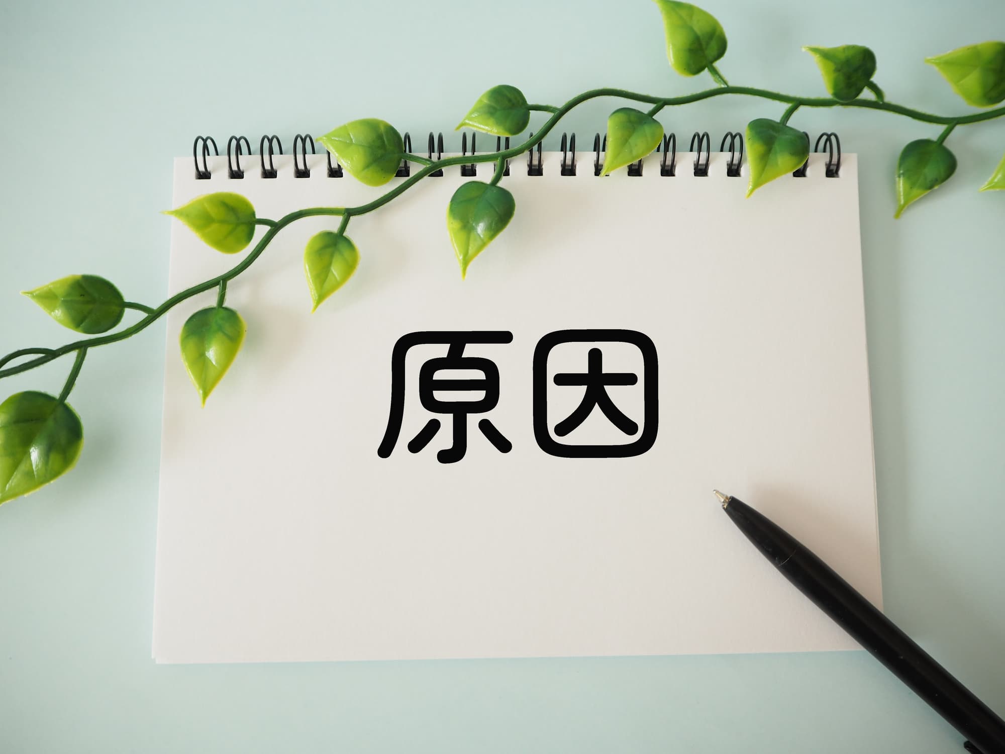 セラミック歯の寿命が短くなる原因を伝えるイメージ