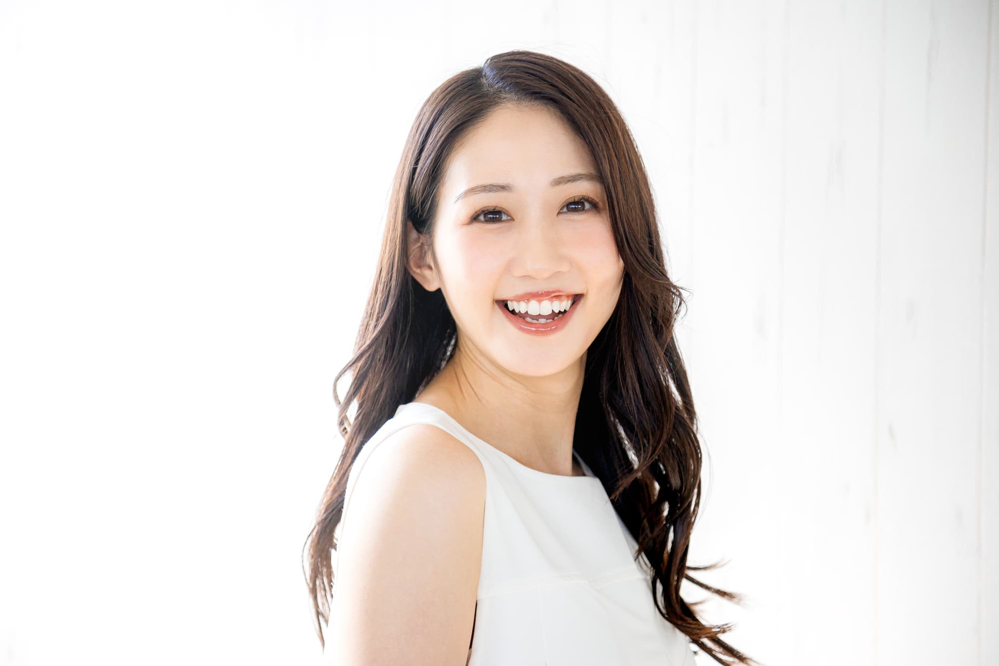 セラミックの歯を見せて笑う女性