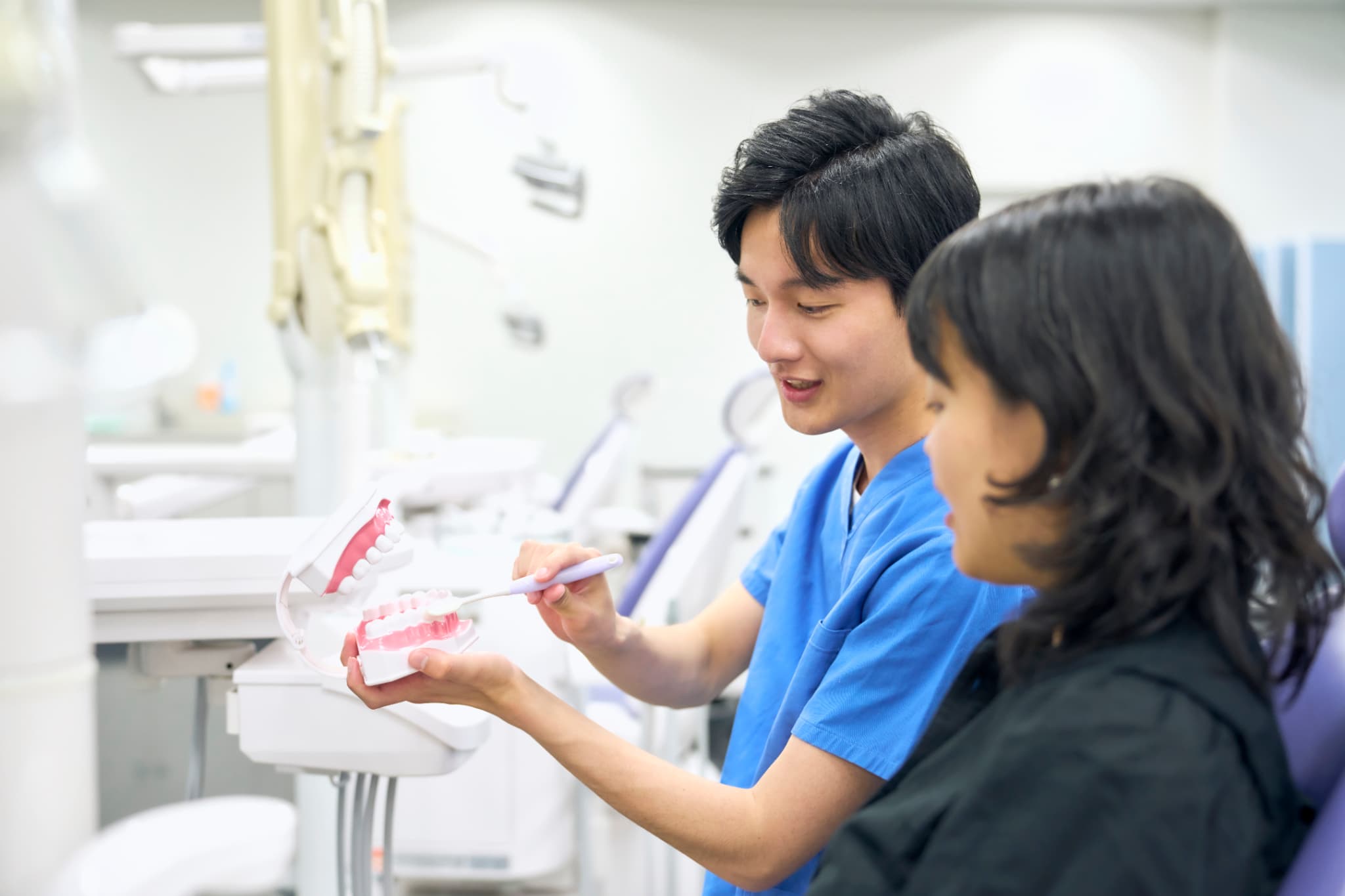 ブラッシング指導する歯科医師