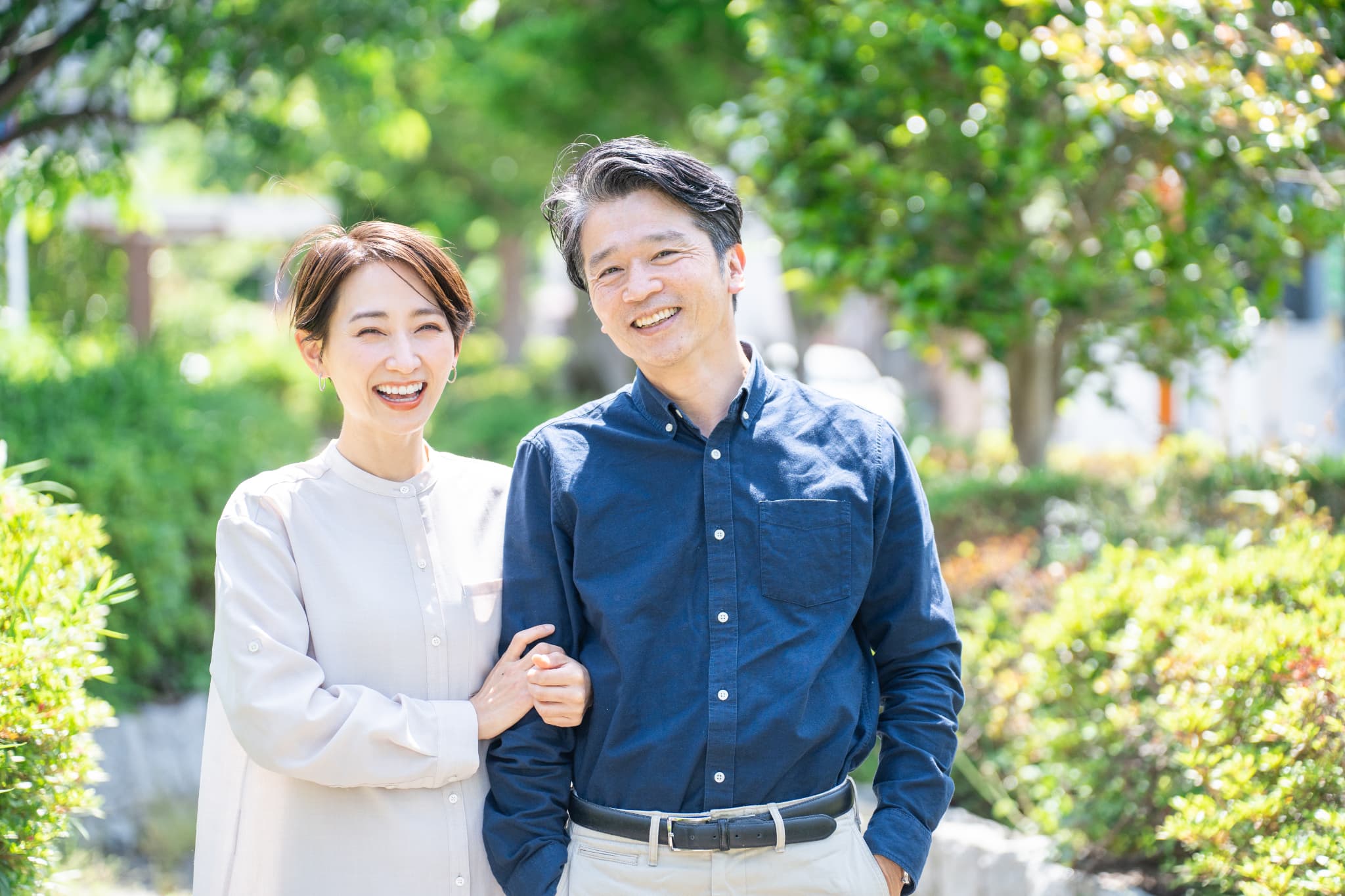 腕を組んで歩く夫婦