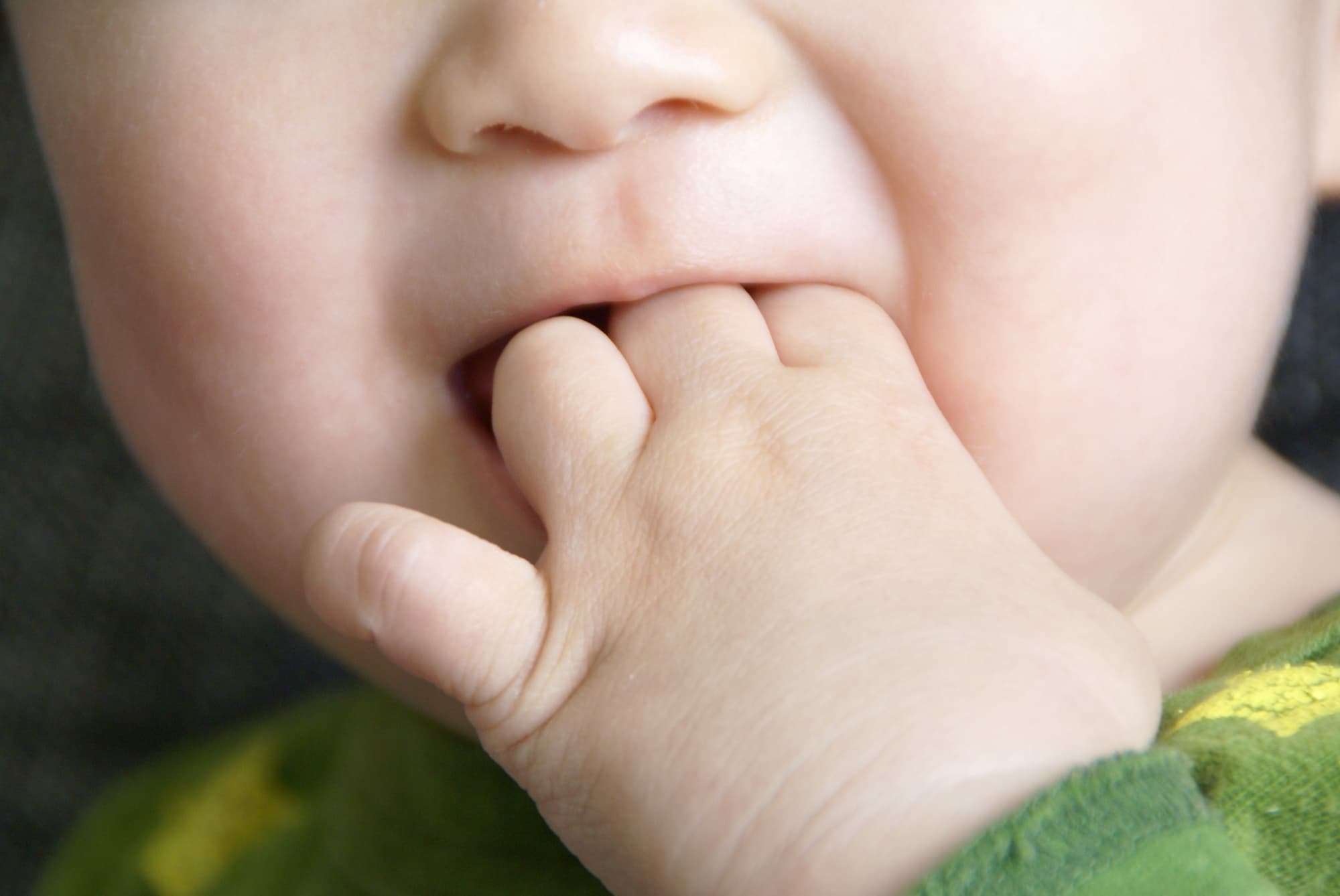 指しゃぶりをする赤ちゃん