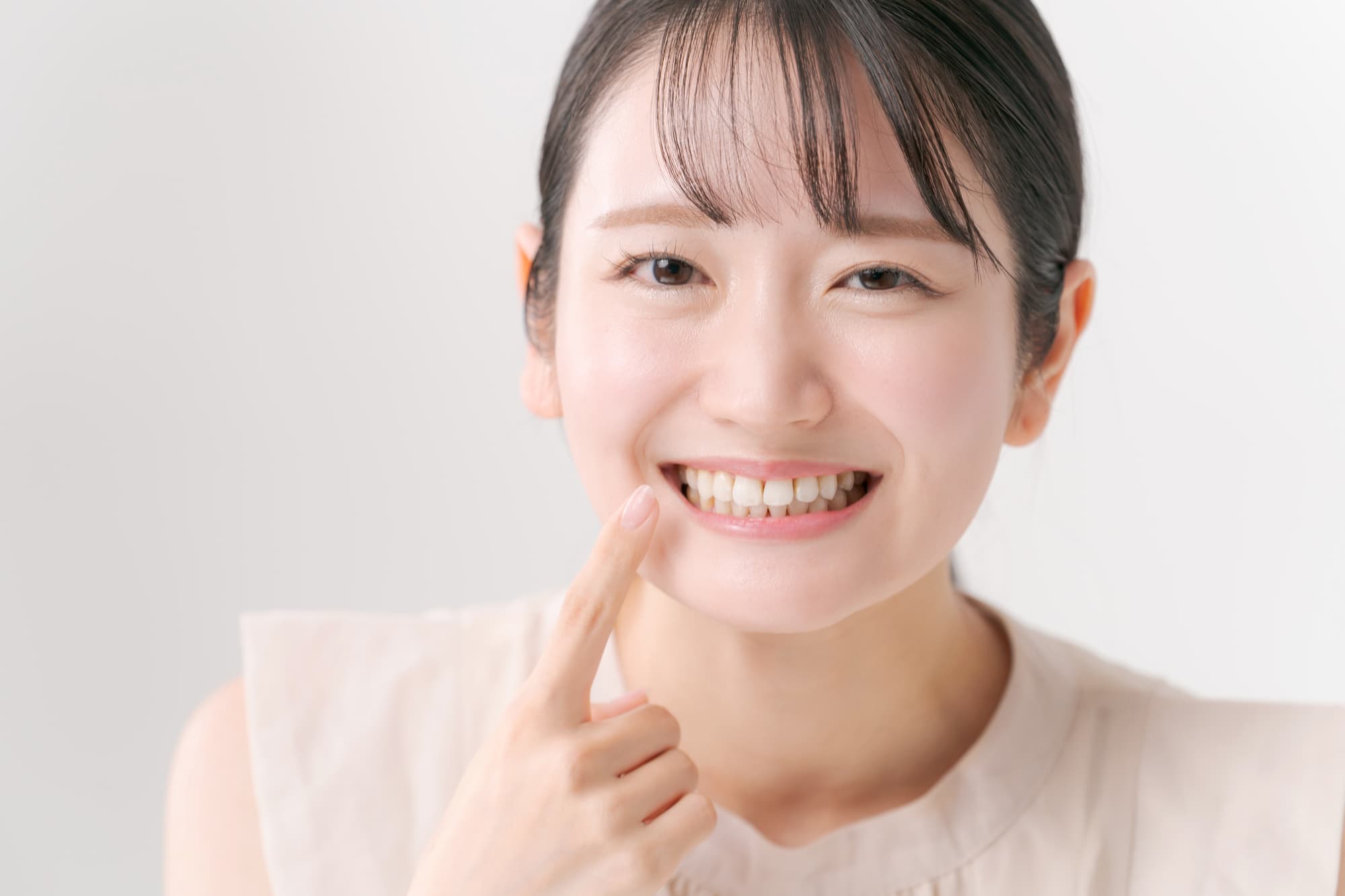 インプラントをケアして大切に使う女性