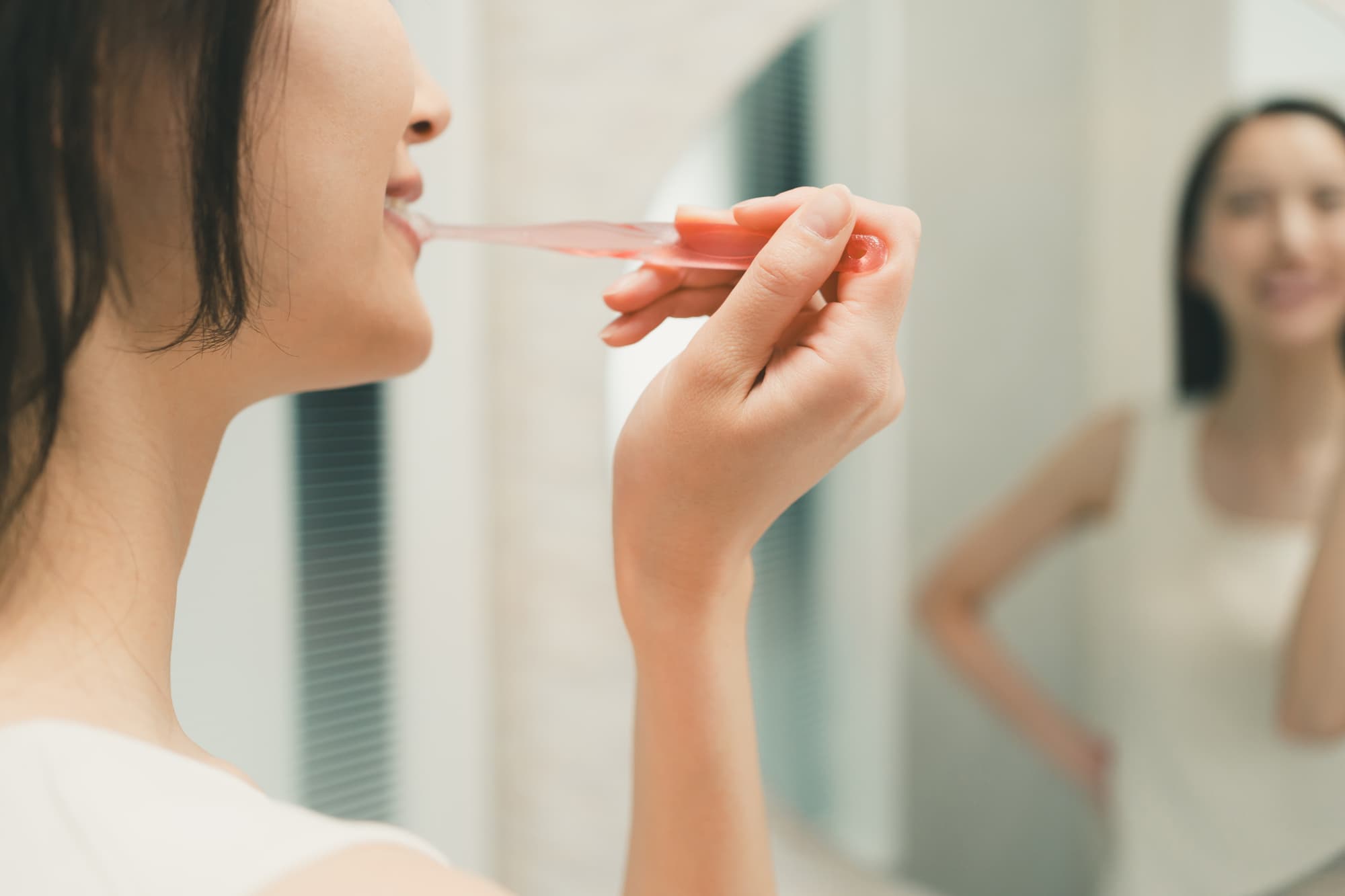 正しい歯磨きでインプラントのケアをする様子