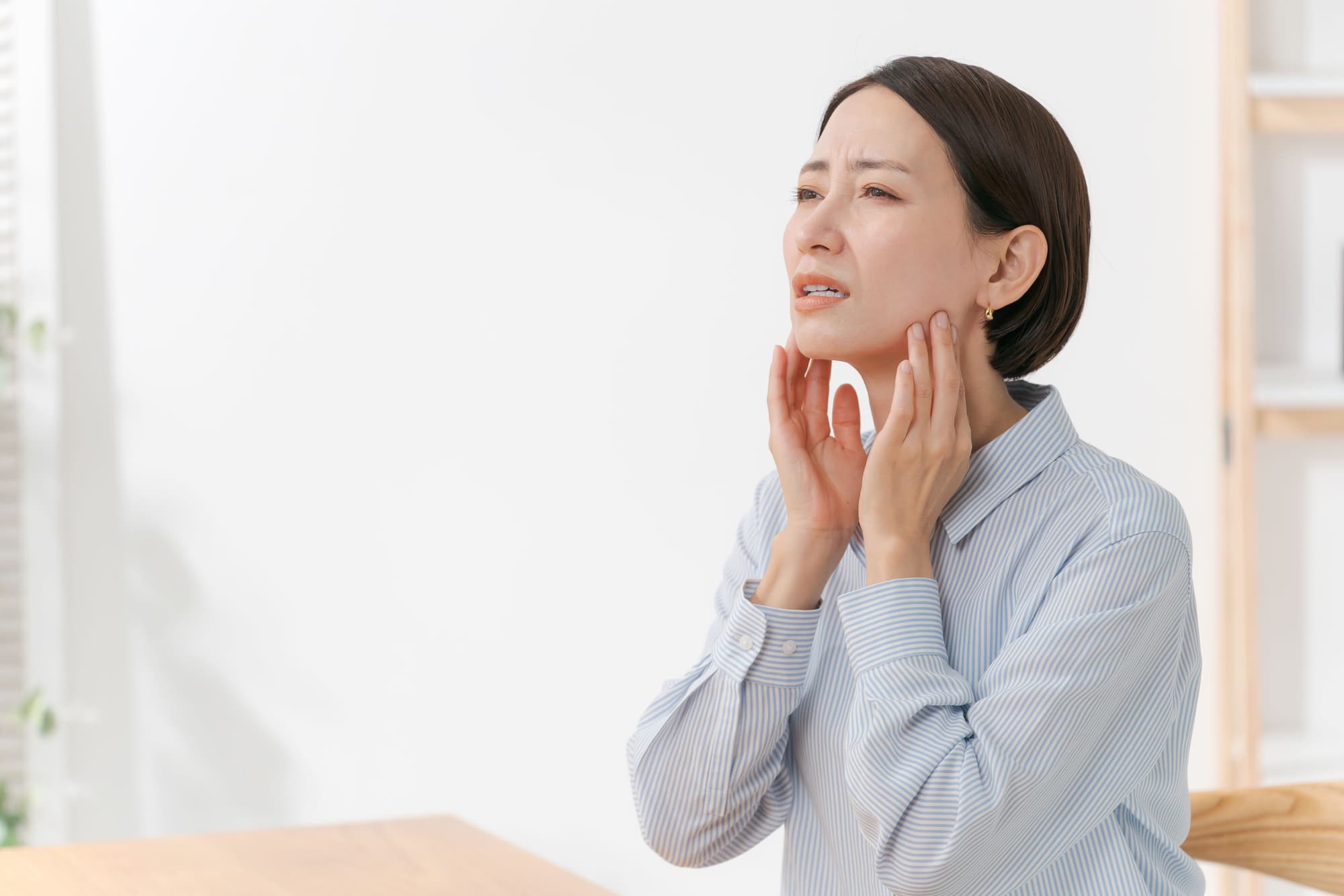 八重歯を放置して顎関節症になった女性