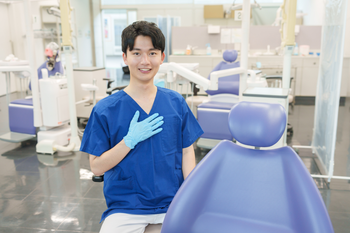 斜めに生えた親知らずの抜歯の流れを説明する歯科医師