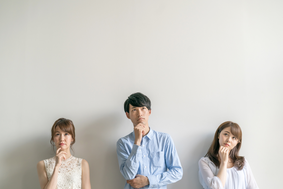 親知らずが斜めに生える原因について考える男女