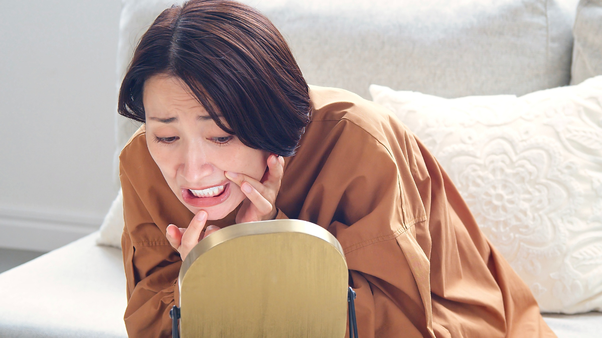 インプラントのぐらつきを感じる女性