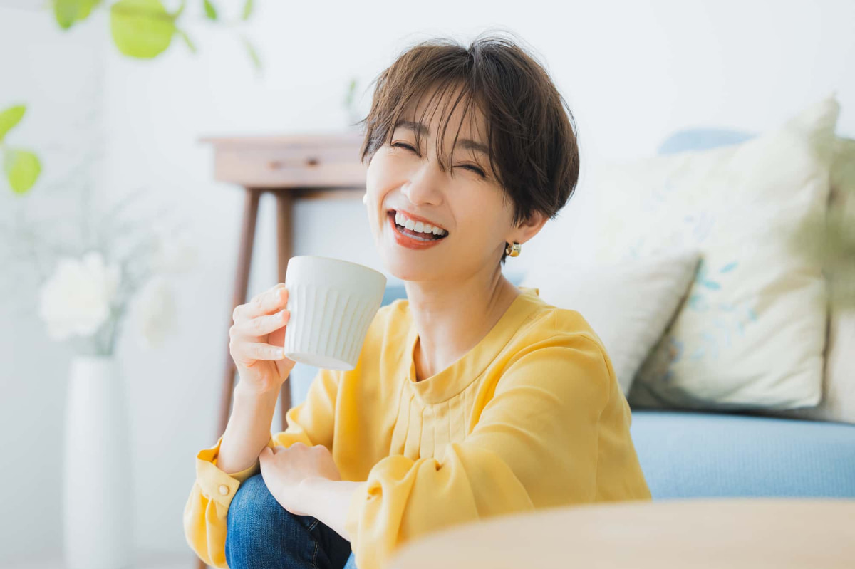 審美歯科で前歯が美しくなった笑顔の女性