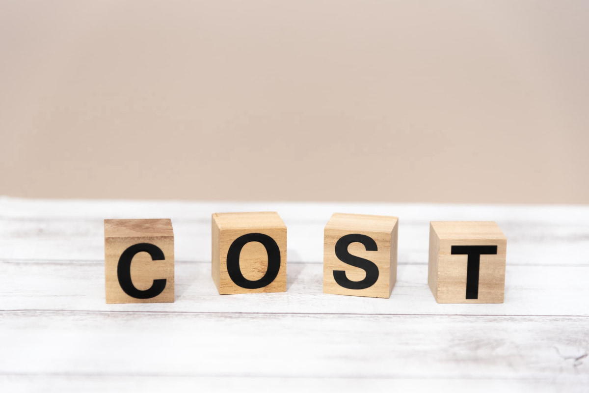 前歯をブリッジにする費用を示すCOSTと書かれたブロック
