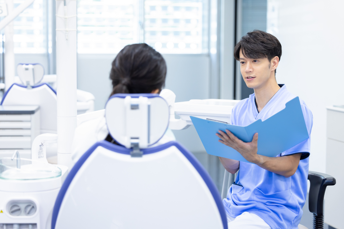 歯科医院でインプラントのぐらつきを相談する様子