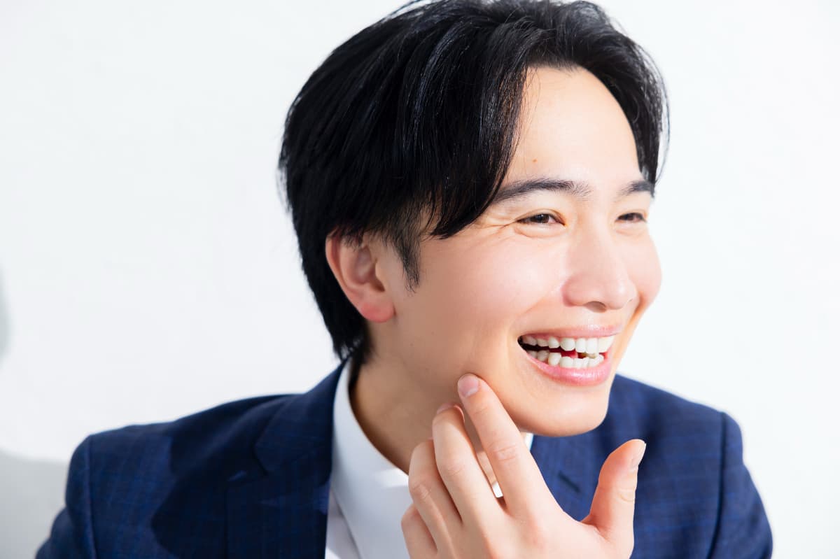 奥歯をセラミックにして笑顔を見せる男性