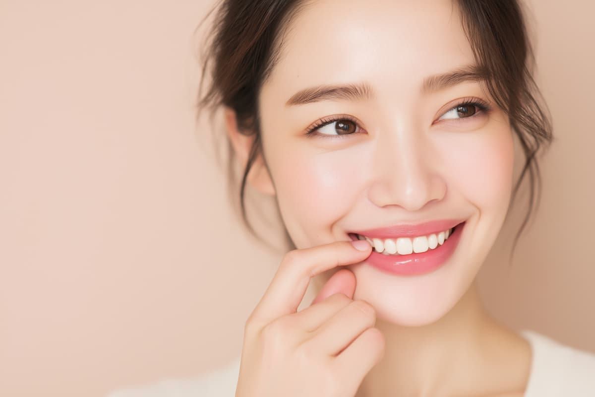歯の汚れがきれいになって嬉しそうな女性