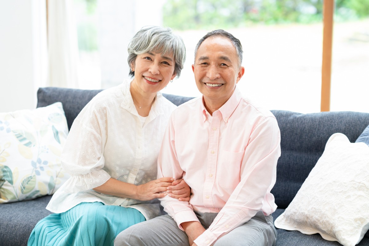 インプラント治療を受けて満足しているシニア夫婦