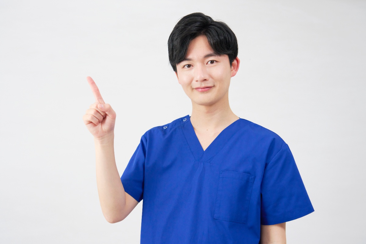 高齢者や若い方がインプラント治療を受けられない理由について説明する歯科医