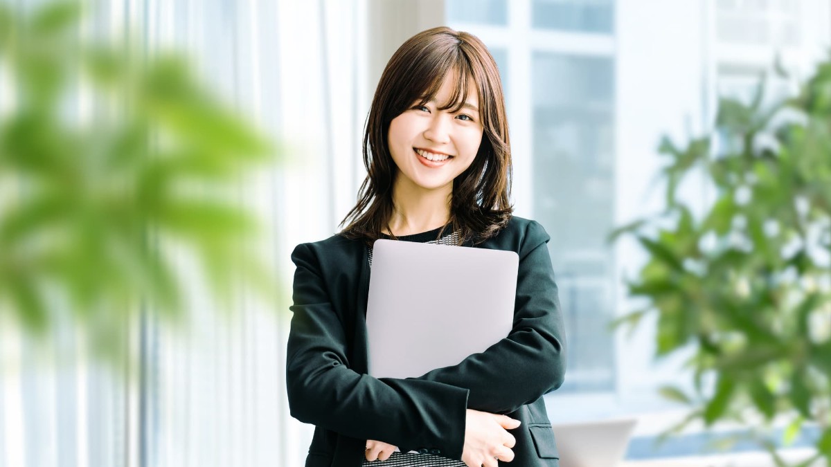 歯科矯正で整った歯並びになった女性