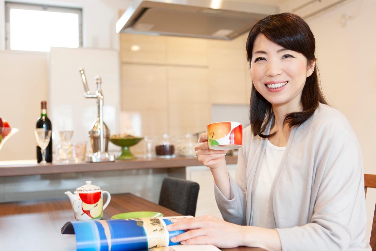 歯周病を予防して健康な口腔環境を維持している笑顔の女性
